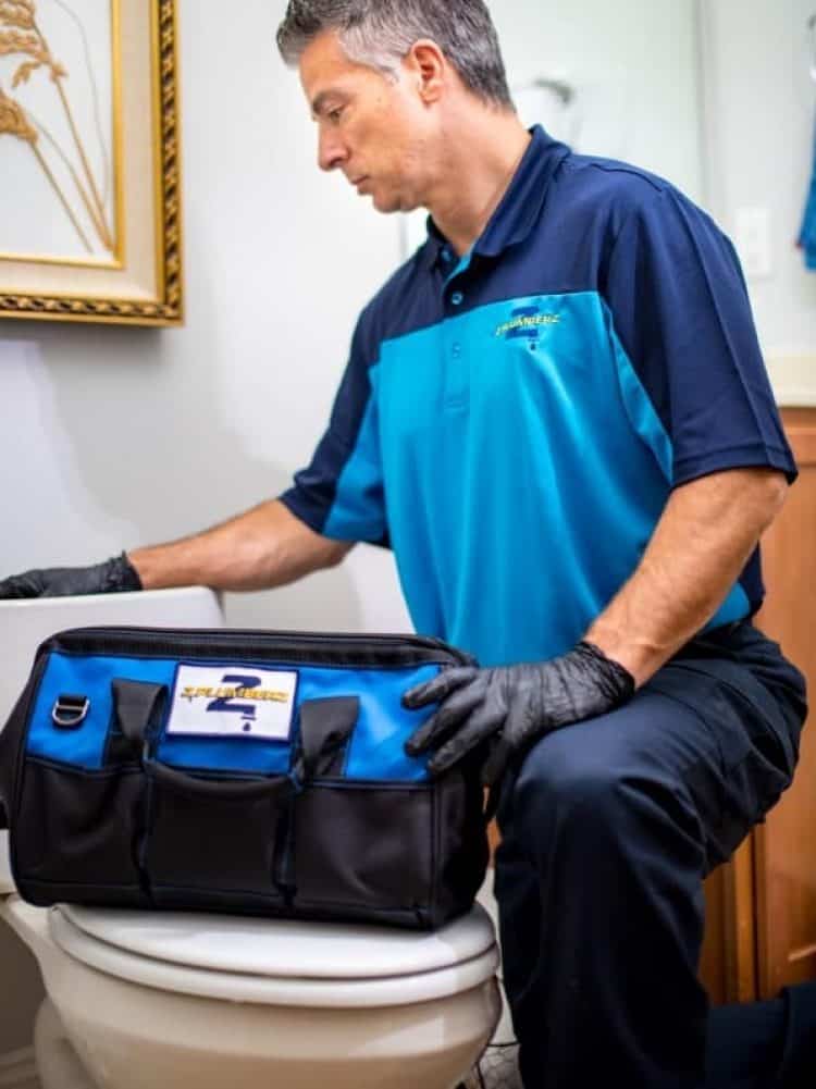 Z PLUMBERZ plumber fixing toilet